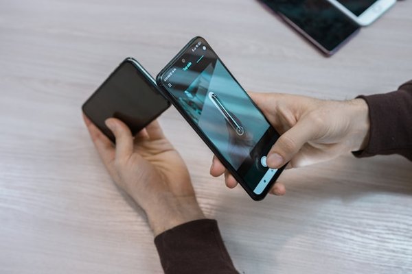 Quels sont les avantages de l'utilisation des technologies de reconnaissance vocale pour les applications mobiles?